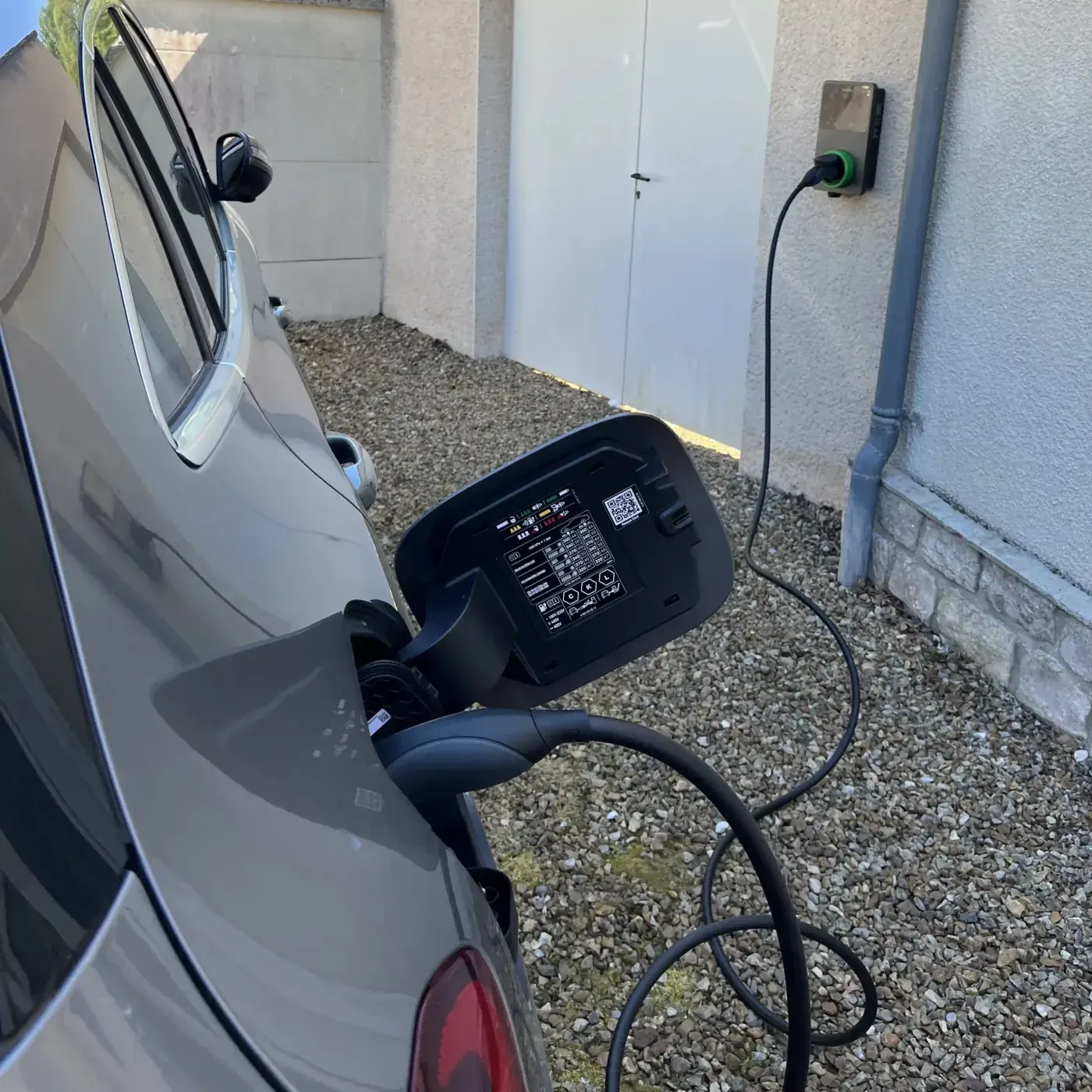 Électricien ELC certifié Qualifelec à Beauvais pour installation borne de recharge