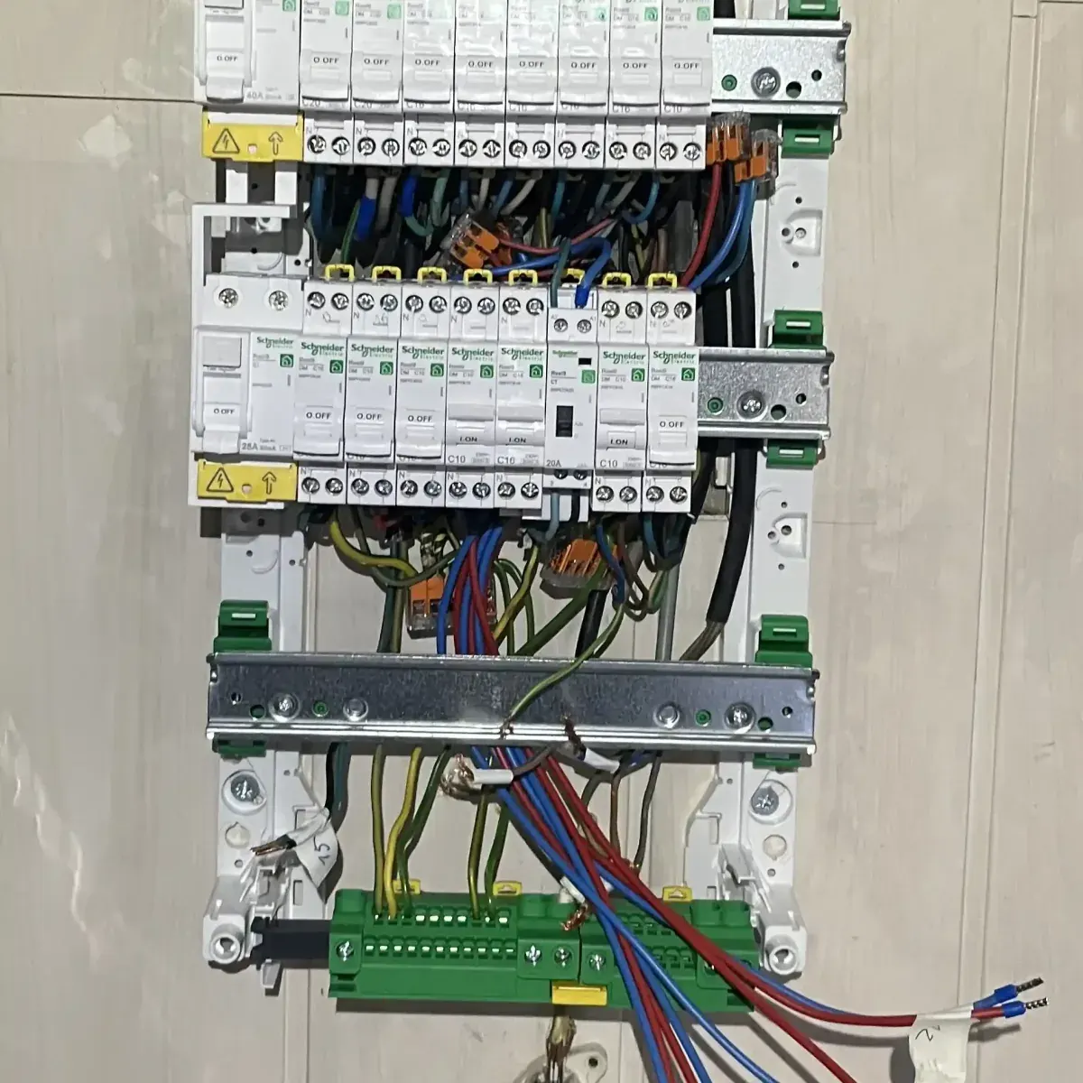 Tableau électrique conforme NF C 15-100 dans une habitation de Beauvais — ELC électricien certifié