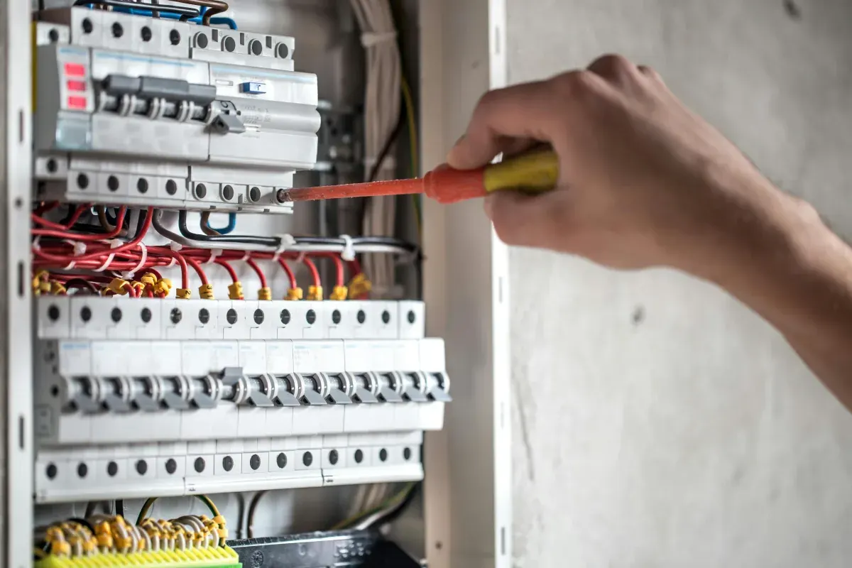 Électricien ELC en intervention à Allonne