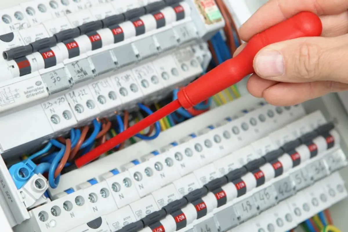 SOS électricien 24/7 Bresles tarifs et devis transparent